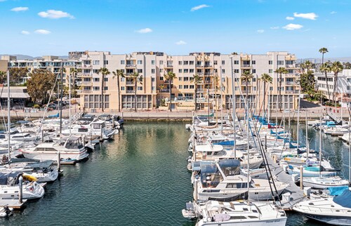 Waterfront 2BD Unit in Marina del Rey with AC, Internet, Pool and Fitness Room