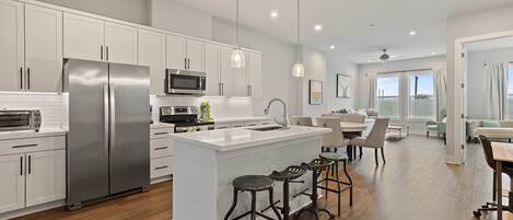 Kühlschrank, Mikrowelle, Ofen, Herdplatte