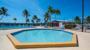 Een verwarmd zwembad