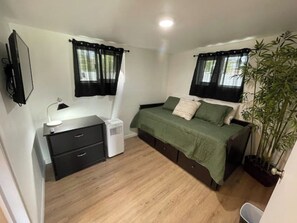 3 slaapkamers, een strijkplank/strijkijzer, reisbedje, gratis wifi