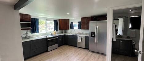 Geladeira, micro-ondas, fogão, cooktop