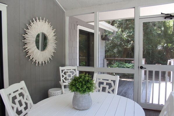 تناول الطعام بالخارج