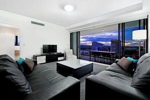 ดีลั��กซ์อพาร์ทเมนท์, ระเบียง, วิวเมือง | บริเวณนั่งเล่น | สมาร์ททีวี 45 นิ้ว พร้อมช่องเคเบิล