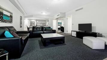 Deluxe Apartment, Balcony, City View | Living area