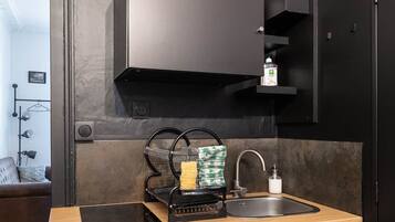 Een koelkast, een microgolfoven, een broodrooster