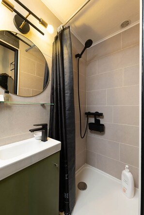 A modern bathroom with a shower, a sink, and a mirror. - The 17th historic heart of Nancy (Nancy)
