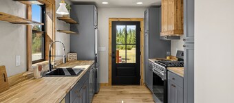 Four Seasons Escape - Tiny home 3min away from lake & trails! 