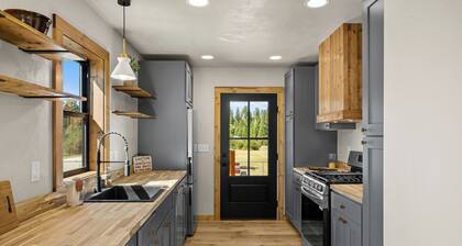 Four Seasons Escape - Tiny home 3min away from lake & trails!