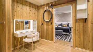 4 soverom, skrivebord, strykejern/-brett og wi-fi (inkludert)