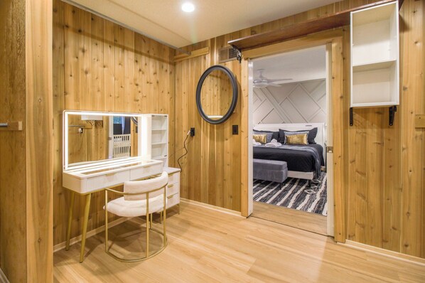 4 makuuhuonetta, työpöytä, silitysrauta/-lauta, ilmainen Wi-Fi