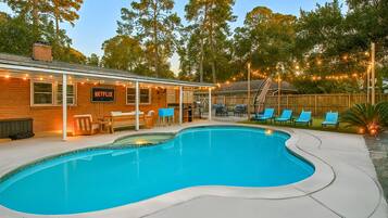 Una piscina al aire libre, una piscina climatizada