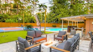 Une terrasse extérieure dotée d’un foyer, d’un espace salon et d’une piscine.