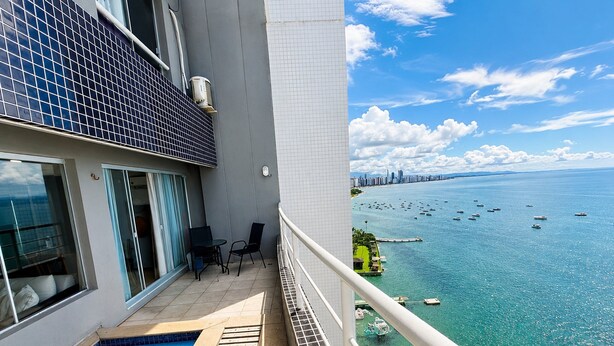 A balcony with a pool, a city skyline, and boats on the water. - Hosts BR - Cobertura duplex frente mar (Fortaleza)
