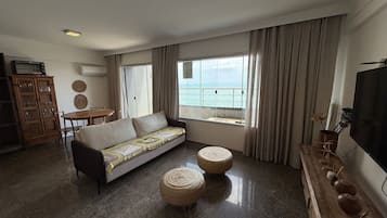 Apartemen Mewah | Area keluarga | TV