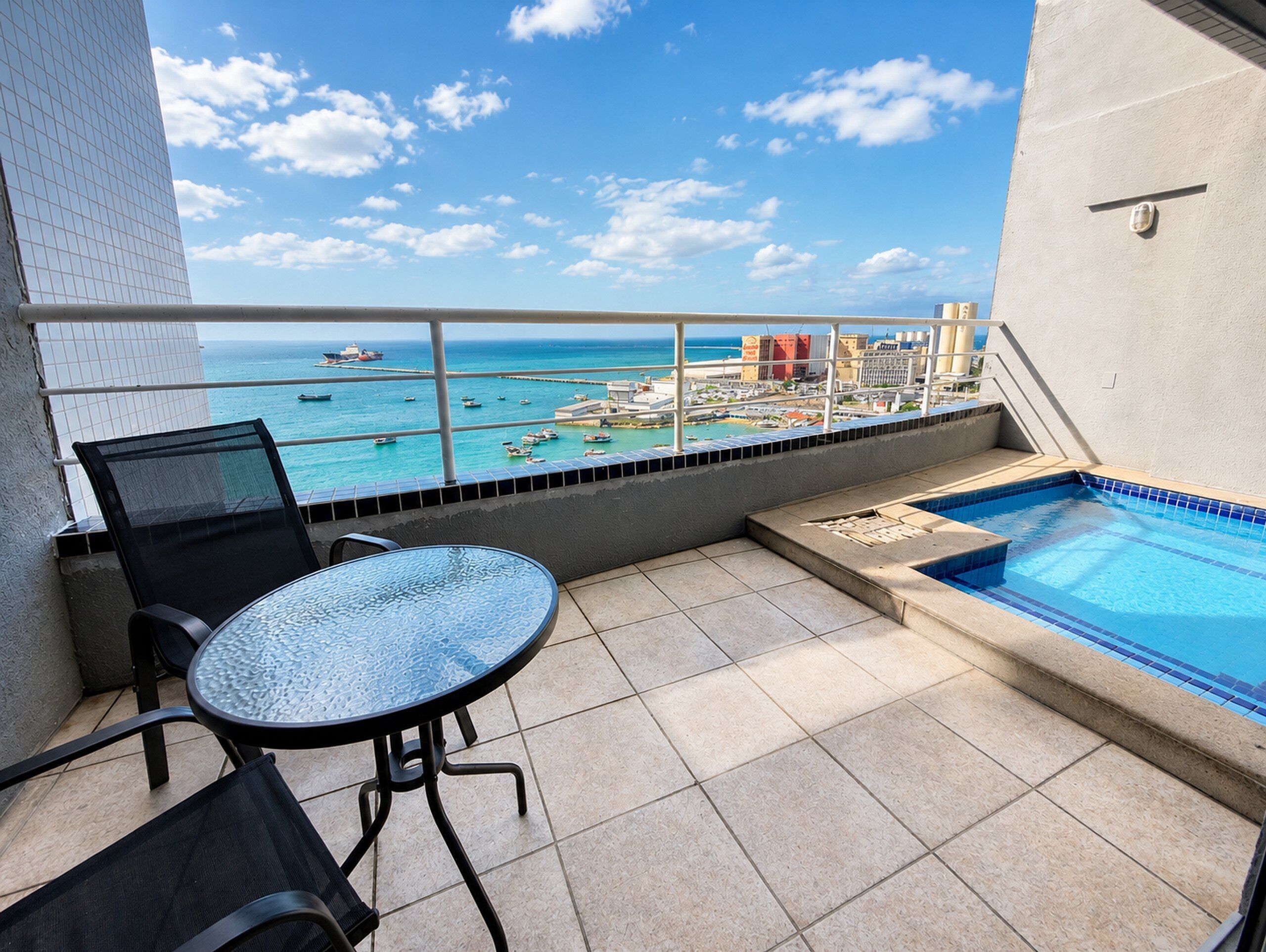 Apartment | Outdoor spa tub