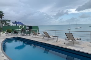 Apartamento de lujo | Piscina | Una piscina al aire libre