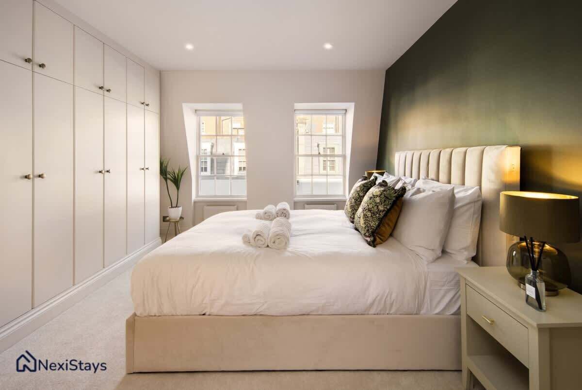 4 bedrooms, desk, iron/ironing board, travel cot