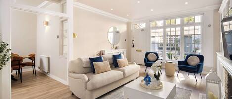 Télévision, cheminée, espaces bureaux