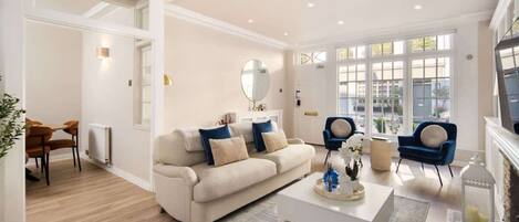 Fernseher, Kamin, Bücher