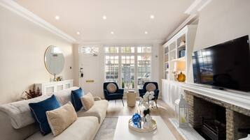 Télévision, cheminée, livres