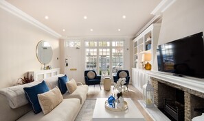 Télévision, cheminée, livres