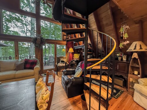 BEST outdoor amenities (2 dock slips, covered hot tub, sauna, pizza oven, more!)
