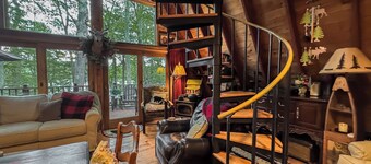 BEST outdoor amenities (2 dock slips, covered hot tub, sauna, pizza oven, more!)