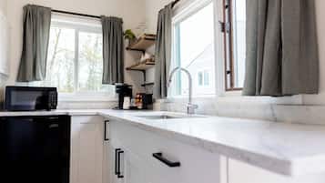 Cabin, 1 Queen Bed, Kitchenette | Private kitchenette | Mini-fridge, microwave