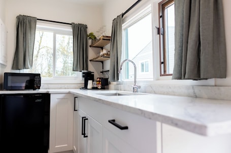 Cabin, 1 Queen Bed, Kitchenette | Private kitchenette | Mini-fridge, microwave