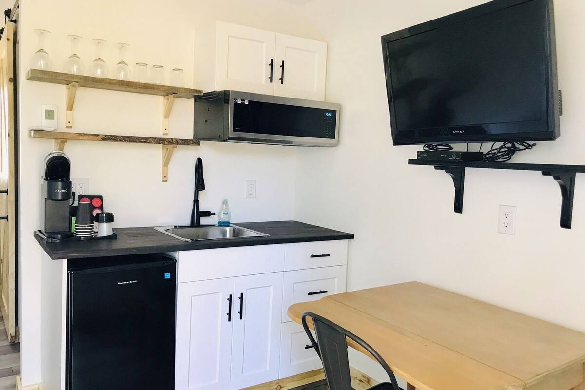 Classic Double Room, 2 Queen Beds, Kitchenette | Private kitchen | Mini-fridge, microwave