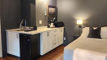 Suite, 1 cama de matrimonio grande, cocina básica, vistas al jardín | Cocina privada | Frigorífico pequeño y microondas