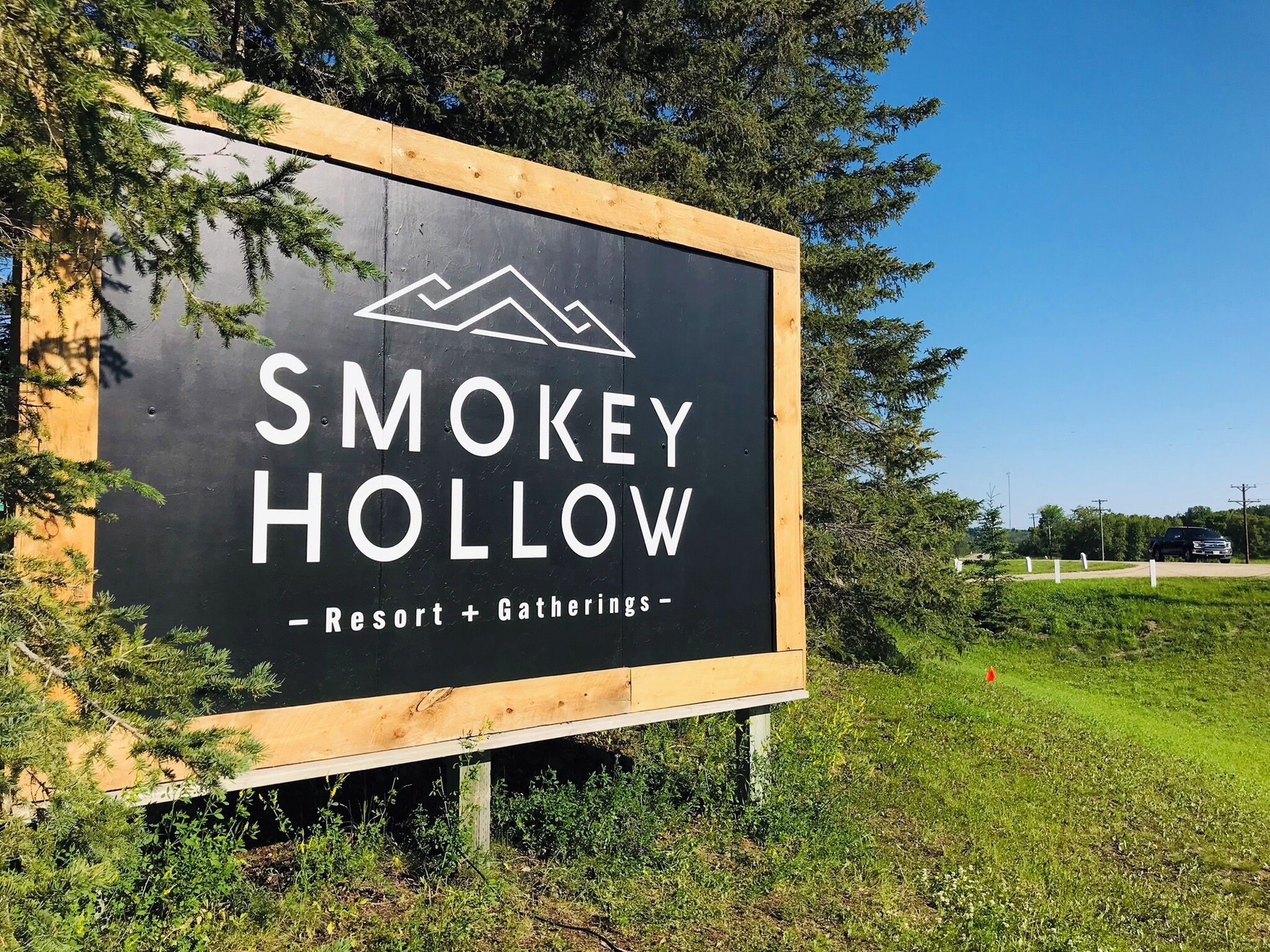 Señal para Smokey Hollow Resort + Gatherings.