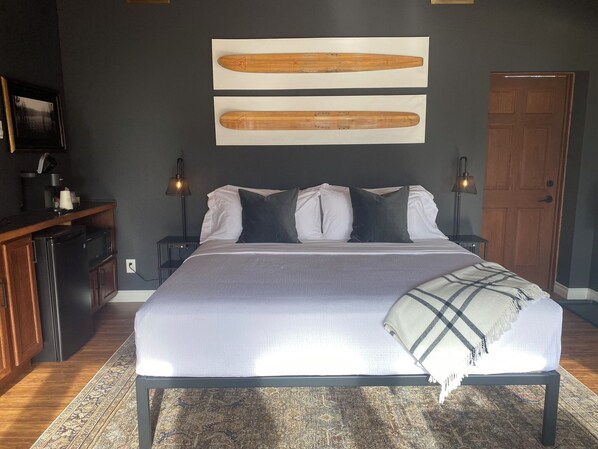 Suite, 1 King Bed, Kitchenette, Garden View | Free WiFi