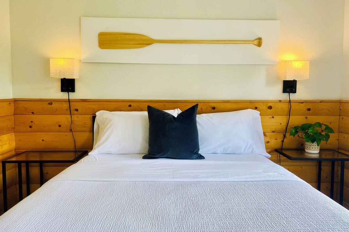 Hypo-allergenic bedding, laptop workspace, free WiFi, bed sheets