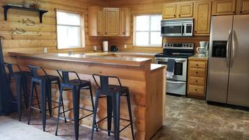 Suite familiar, 2 habitaciones, cocina | Cocina privada | Frigorífico pequeño y microondas