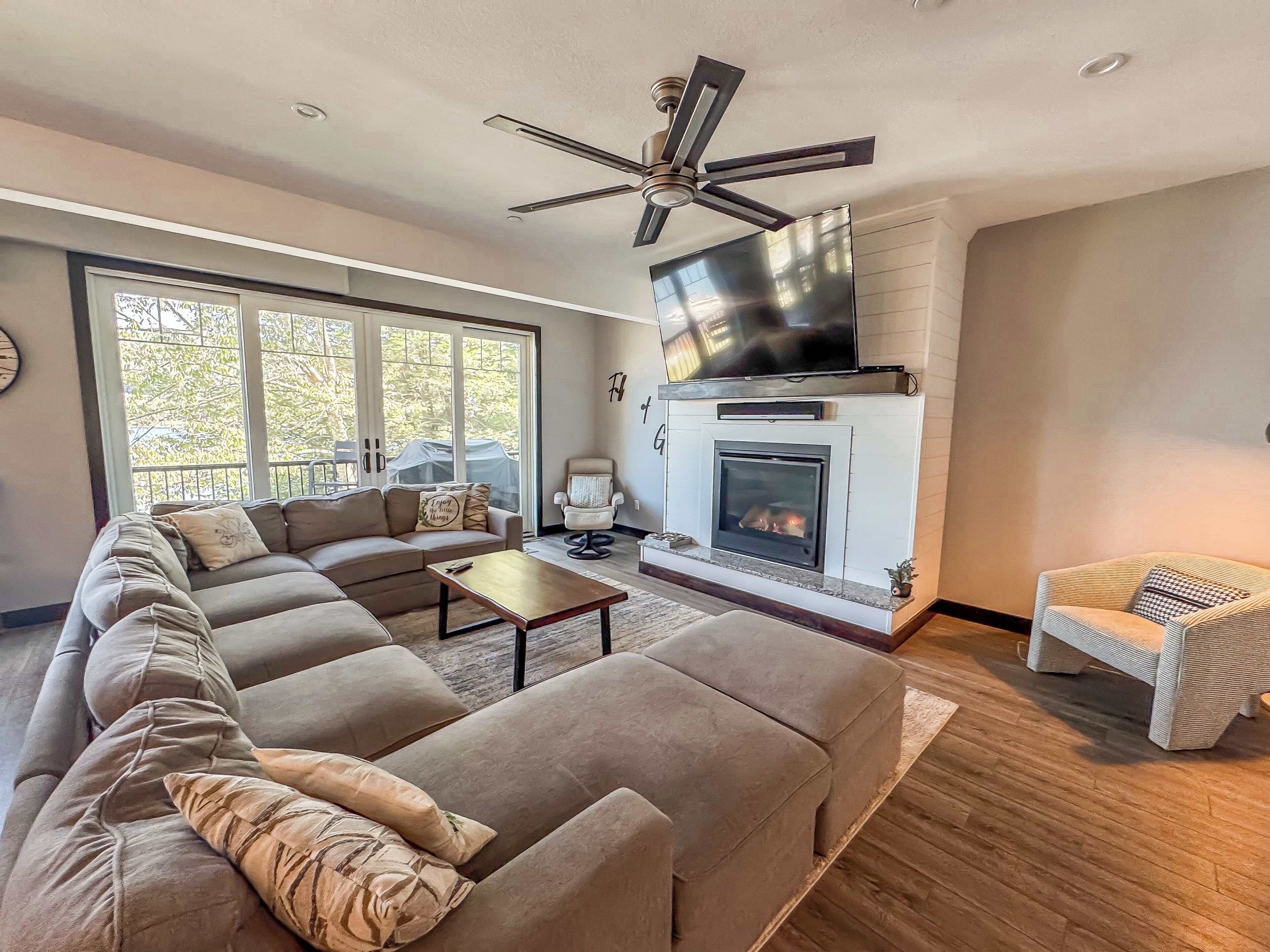 تلفزيون ذكي، مدفأة، تنس طاولة