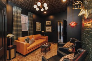 Smart TV, fireplace, books - *New* Speakeasy Highlands 7BR | Hot Tub | Sleep 14 (Louisville)
