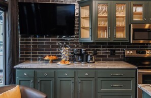 Fridge, microwave, oven, stovetop - *New* Speakeasy Highlands 7BR | Hot Tub | Sleep 14 (Louisville)