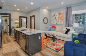 تلفزيون ذكي، مدفأة، كُتُب