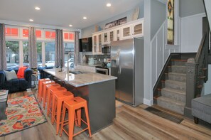 ثلاجة، ميكروويف، فرن، موقد طهي مسطح