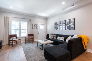 Smart TV, fireplace, books - Spacious 3BR | Perfect for Expo, Derby & Downtown (Louisville)