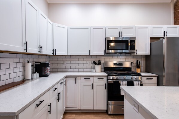 ثلاجة، ميكروويف، فرن، موقد طهي مسطح