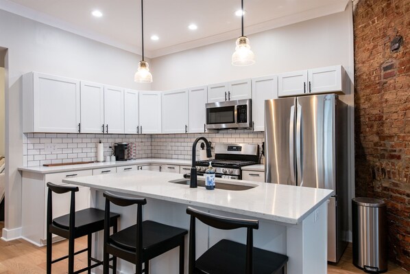 Fridge, microwave, oven, stovetop - Spacious 3BR | Perfect for Expo, Derby & Downtown (Louisville)