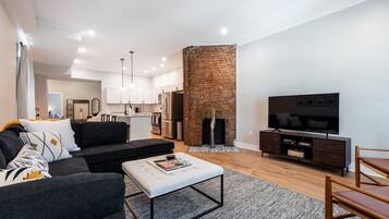 智能电视、壁炉、书