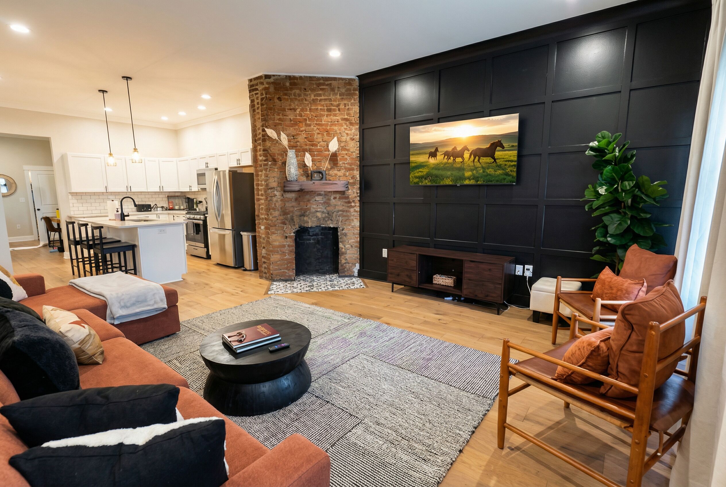 Smart TV, chimenea, libros