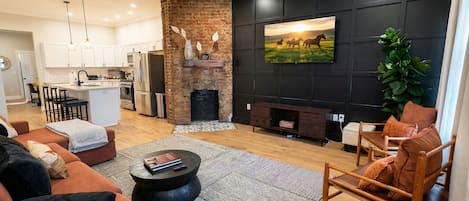 TV connectée, cheminée, livres