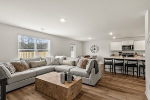 Smart TV - Stunning Northport home 5bd 3bth and just 7 miles to UofA (Northport)