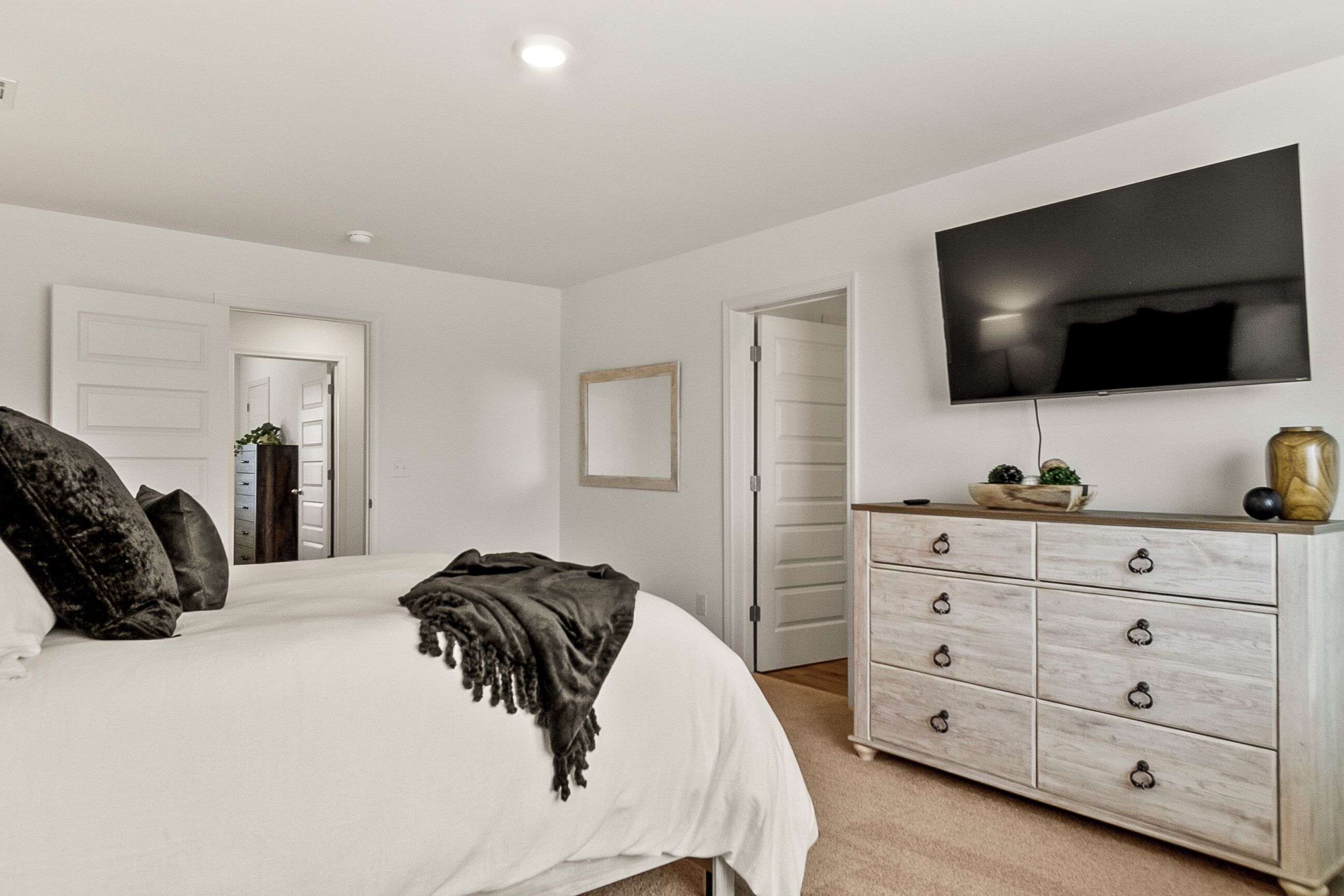 5 عدّة غرف نوم ومكتب ومكواة/لوح كي وسرير سفر