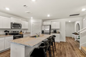 Fridge, microwave, oven, stovetop - Stunning Northport home 5bd 3bth and just 7 miles to UofA (Northport)