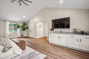 5 bedrooms, desk, iron/ironing board, free WiFi - Bourbon Trail Estate | 3 Epic Acres | 7 Bed 6 Bath (Louisville)